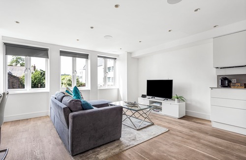 Walpole Apartment | Large Bright One Bedroom Apartment, 5 Minutes Walk From Ealing Broadway Station!