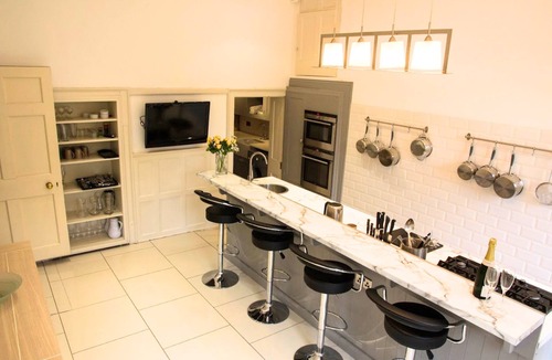 Chichester House | Large celebration Town House in Chichester City Centre. Great for groups/families!