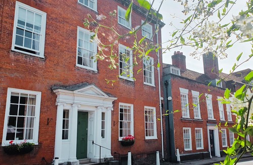 Chichester House | Large celebration Town House in Chichester City Centre. Great for groups/families!
