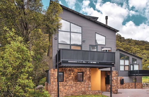 Thredbo Ski Chalet | Large Chalet style apartment 3 minutes walk from Friday Flat.