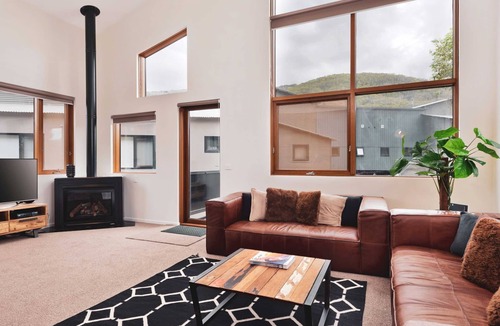 Thredbo Ski Chalet | Large Chalet style apartment 3 minutes walk from Friday Flat.