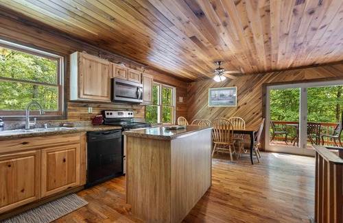 Zoe Cabin | Large Cliffview Resort Vacation Cabin. Private Fishing Pond, Pool Table, Hot Tub