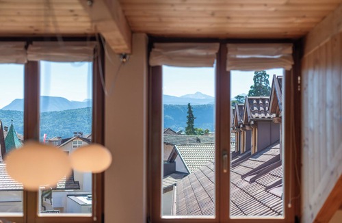 Caldaro Sulla Strada del Vino House | Large, comfortable and very quiet apartment in the center of Kaltern with garage & elevator