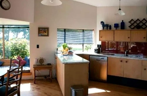 Parkvale Cottage | Large Comfortable Cottage with Fireplace in Hawkes Bay, New Zealand