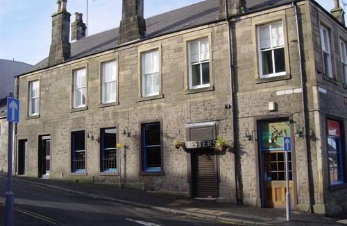 Cambusbarron Apartment | Large comfortable four bedroom apartment in village setting