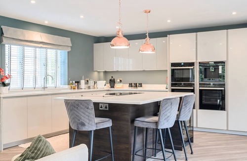 Fetcham House | Large Comfortable & Private Home in Fetcham - Pass the Keys