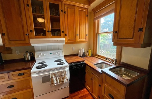 Parkdale House | Large, comfortable, private three bedroom home in South Parkdale, Toronto!