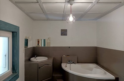 Monteux House | Large, comfortable Provencal farmhouse with private pool and park for 12 people