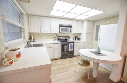 Singer Island House | Large & Comfy Beach Apartment with Screened Patio