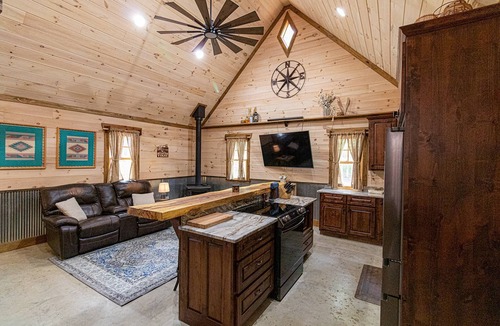 Rising Fawn Cabin | Large Deck - Firepit - Screened Porch - Hiking - 2 mi to Cloudland Canyon - 6 mi to McLemore Golf