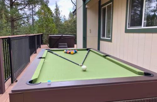 Groveland Ski Chalet | Large Deck & Spa & Games & Vaulted Ceiling Cabin