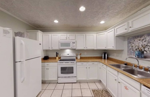 Bahama Beach House | Large Dog Friendly Beach House, Sleeps 16, Free car parking