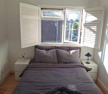 Bellingham House | Large Double Room with Own Bathroom and Free Parking
