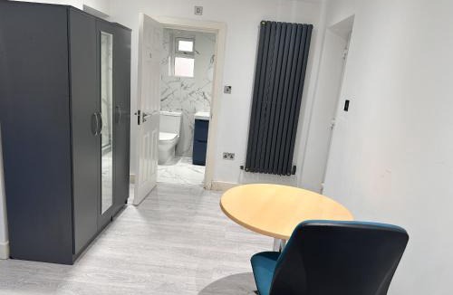 Burnham House | Large Double Bed En-suite Room 20 mins from Heathrow