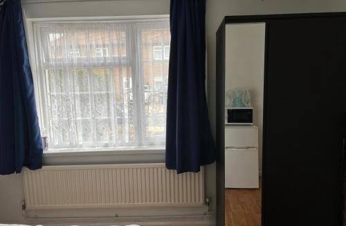 Norbiton House | Large Double Bedroom with free on site parking max car length 5 metres