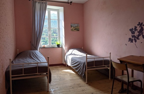 Montaillou Bed & Breakfast | Large double guest room for families