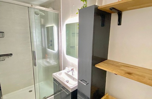 Centre Ville Rive Gauche Apartment | Large duplex - Centre - Secure parking - 4 bedrooms. - 7 pers. - Lingerie
