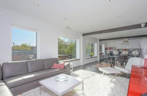 Camas Apartment | Large eclectic 1 BR above restaurant 15min to PDX