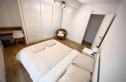 Deux Croix-Banchais Apartment | Large Elegant Duplex - 5 BR - City Center - AC