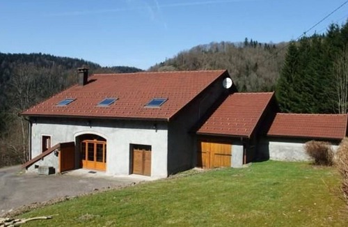 Servance-Miellin Cottage | Large family house in the Vosges with Alsatian stove and near l'Ognon waterfall