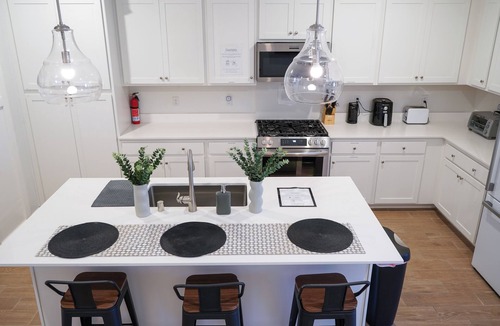 Hanford Apartment | Large Full Kitchen 1 BR Apt.