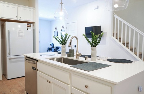 Hanford Apartment | Large Full Kitchen 1 BR Apt.