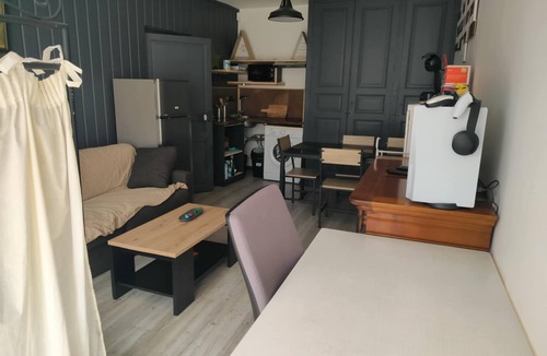 Lestiou Apartment | Large, fully-equipped studio 10 minutes from Chambord, on the Loire cycle route