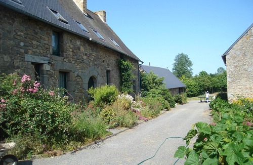 Saint-Germain-en-Cogles Cottage | Large gîte for 12 people, Fougères, Mont St Michel, quiet in the Brittany countryside.