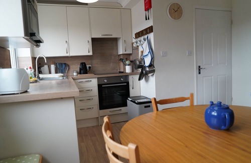 Helsey House | Large garden, dogs welcome,10 Minutes to Beach, EV charger, solar power, wifi.