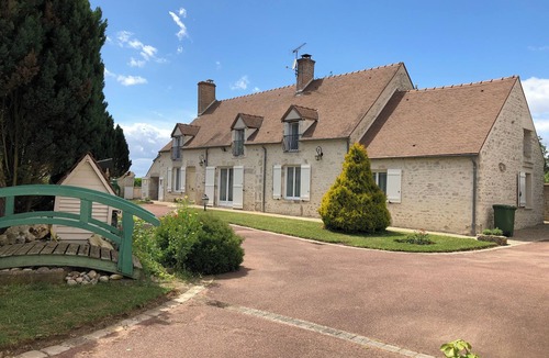 Cravant House | Large gîte with heated pool & sauna near Loire & Chambord. Ideal for groups!