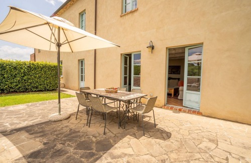Trequanda Apartment | Large ground floor apartment of 118 m2 consisting of a large living room with fireplace, kitchen complete with dishwasher, microwave oven, electric oven, coffee machine, kettle, fridge and freezer.Dining area, a master double bedroom with private bathroo