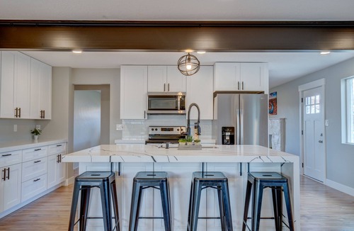 American Fork House | Large Group Getaway | Hot Tub, Games & Pickleball