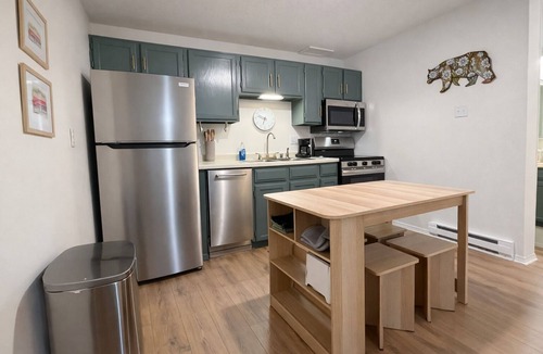 Red River House | Large Groups - In Town - Walk to Slopes, Shops, and Restaurants