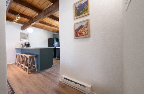 Red River House | Large Groups - In Town - Walk to Slopes, Shops, and Restaurants
