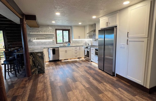 Alvadore Ski Chalet | LARGE GROUPS WELCOME-FAMILY REUNION-CORP RETREAT ETC-PICNIC AREA GAZEBO SEATS 50