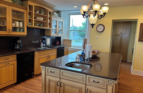 Marblehead House | LARGE HISTORIC HOME ON LAKE ERIE! PERFECT FOR REUNIONS! LABOR DAY WEEKEND OPEN!