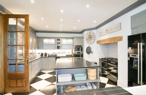 Bishops Lydeard House | Large holiday home, 10 en-suite rooms, indoor pool, tennis court & hot tub.