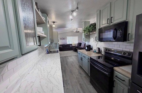 Springerville House | Large Home, Sleeps 13, Hot Tub, Starlink, Air Conditioning