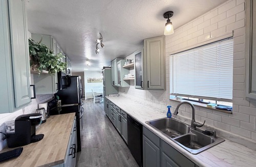 Springerville House | Large Home, Sleeps 13, Hot Tub, Starlink, Air Conditioning