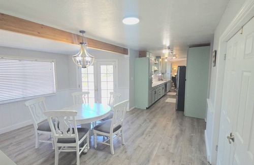 Springerville House | Large Home, Sleeps 13, Hot Tub, Starlink, Air Conditioning