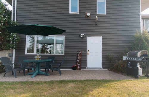 Red Deer House | Large house - 1600 sq ft, Large Acreage - 3 minutes south of Red Deer Alberta