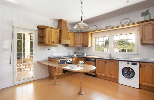 Albolote House | Large house with pool, sports facilities and barbecue ideal for families