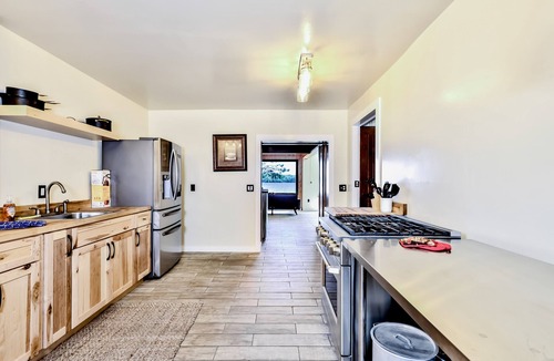 Rhinelander Cabin | Large lakefront lodge w/Kayaks, Arcade games, WIFI, next to public boat launch
