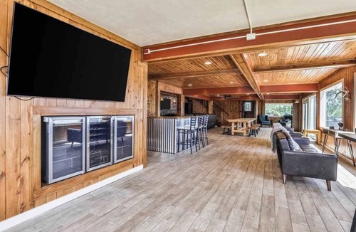 Rhinelander House | Large lakefront lodge w/Kayaks, Arcade games, WIFI, next to public boat launch