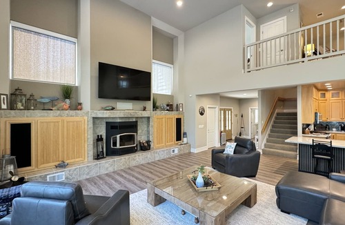 Lakehead House | Large Lakefront Paradise, 4000+ Sq Feet, Hot Tub