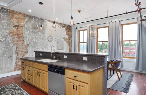 Springfield Apartment | Large loft apartment with Wifi and AC in Springfield