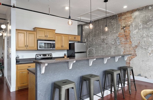 Springfield Apartment | Large loft apartment with Wifi and AC in Springfield