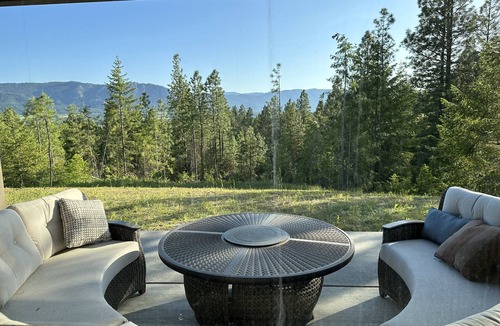 Cle Elum House | Large & Luxurious Retreat on 5 Wooded Acres w/Hot Tub and Game Room