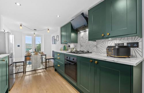 Portswood House | Large Luxury 4 Bed Chic House Southampton Centre, Great for groups! Parking available, Sleeps 7- By Blue Puffin Stays