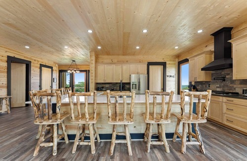 Talking Rock Cabin | Large Luxury Cabin Hot Tub, Fireplaces, Game Room, & Views.